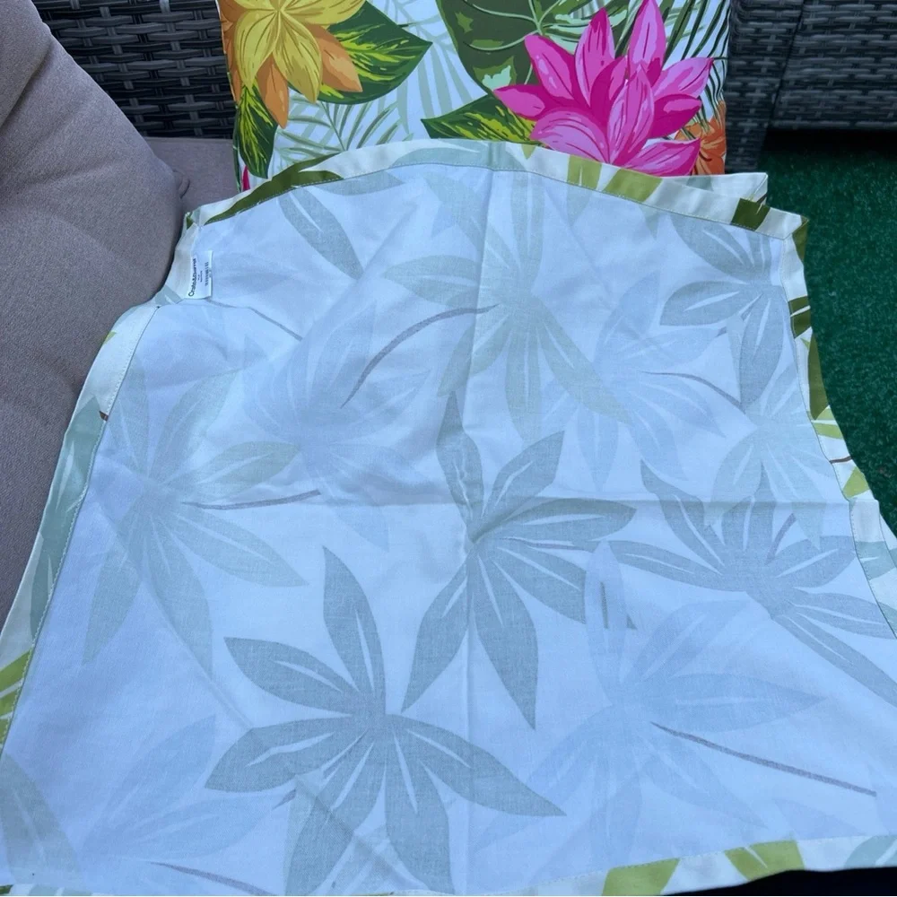 Crate&Barrel Fiji Napkin with Green and White Leaf Design Tropical set of 2